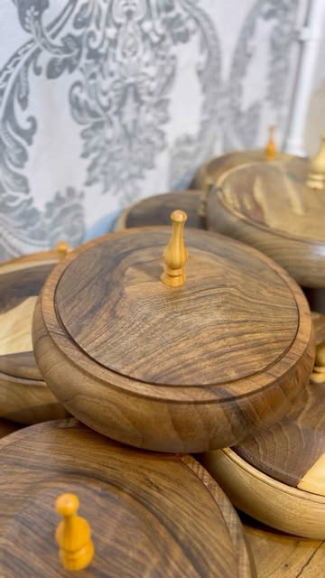 شکلات خوری طرح وفا چوب گردو قطر ۲۵cm